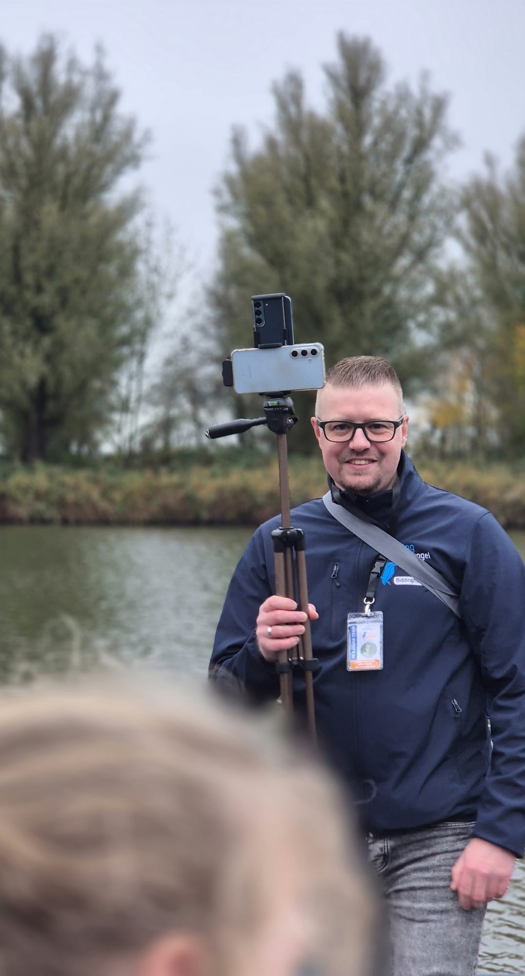 Creatieve ondernemer werkt aan ontwerp voor lokale organisatie